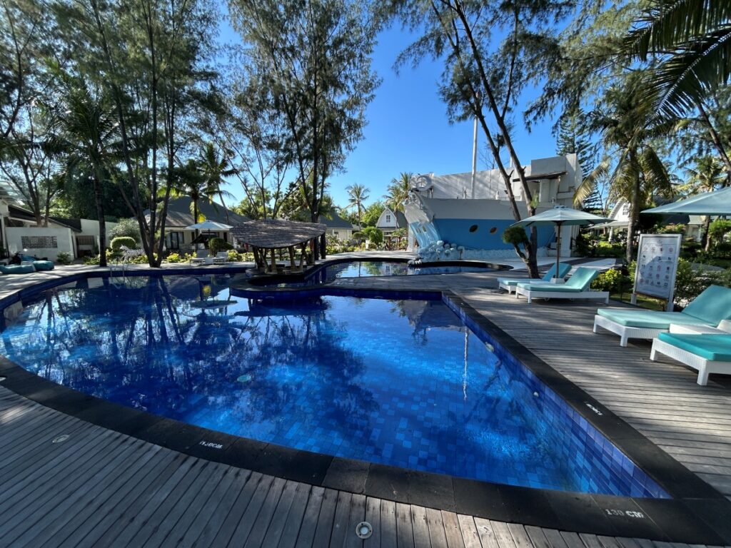 Family Stay in Gili Trawangan: Jambuluwuk Oceania front pool