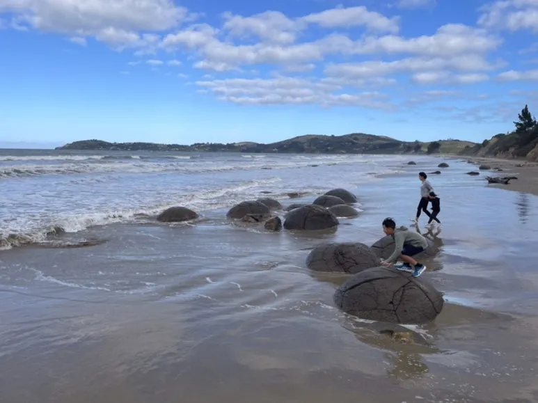Moeraki Boulders (Koekohe Beach) Spherical concretion boulders formed over 4–5 million years. Largest approximately 2 metres diameter.