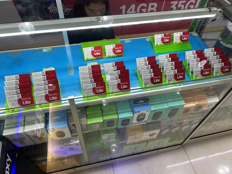 Bali Telkomsel SIM vs. eSIM (2025): Avoid Airport Rip-offs & Save Big on Your Family Trip!