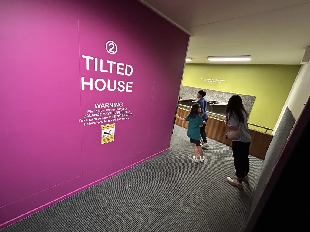 Wanaka Puzzling World Review: tilted house
