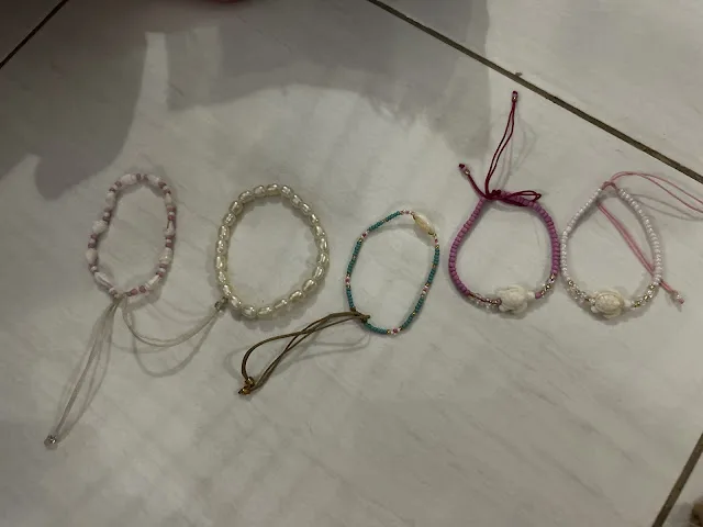 Shopping in Gili Trawangan souvenirs bracelet