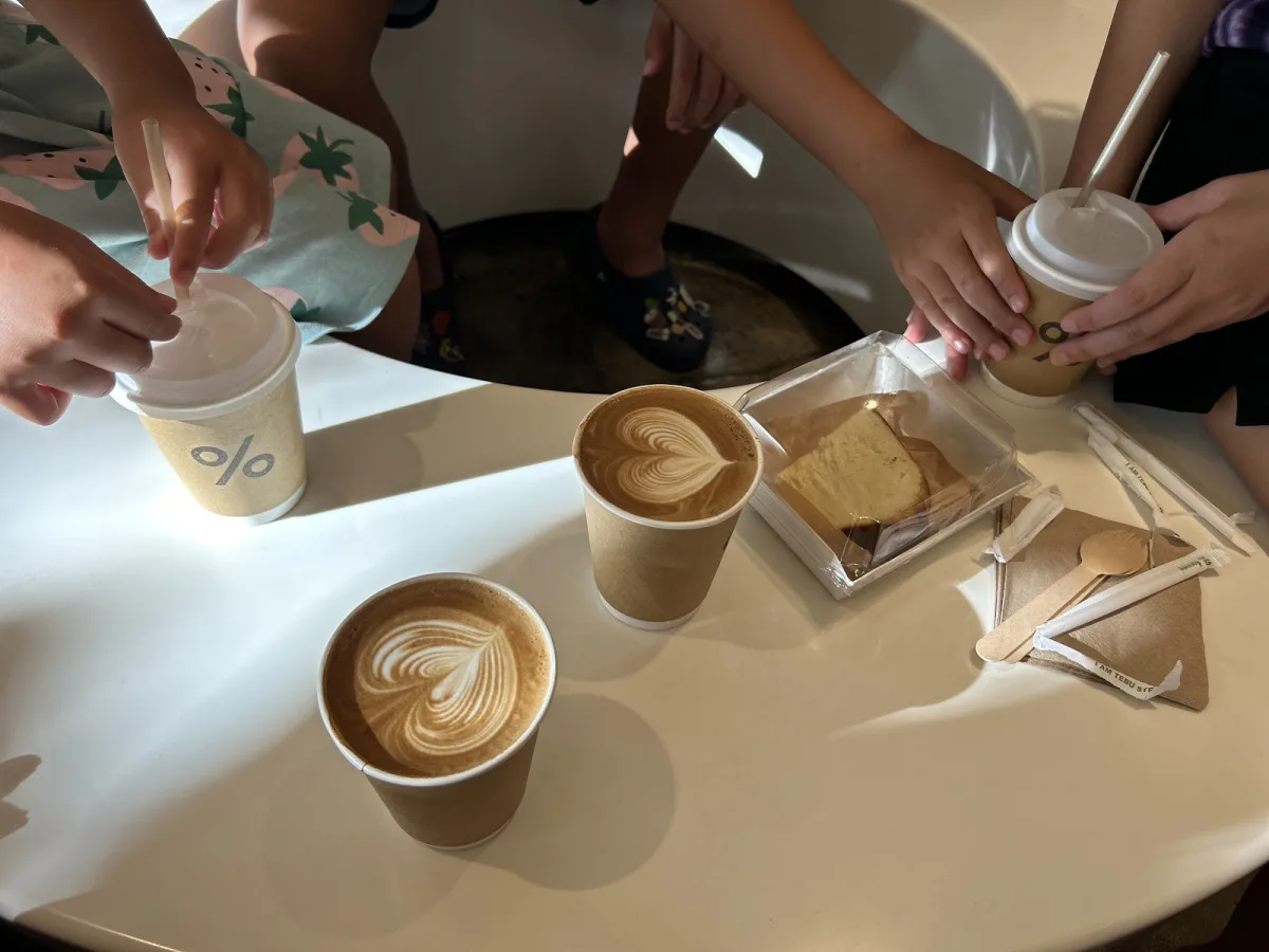 a Kyoto Latte, a regular latte, two iced chocolates and one slice of Basque cheesecake