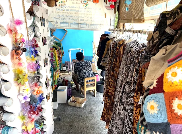 Oasis Souvenir: busy dyeing clothes